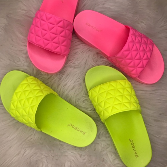 🆕 Rylie Neon Yellow Quilted Slide - Picture 3 of 8